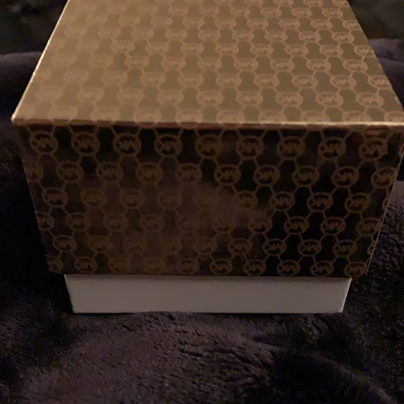 New MICHAEL KORS ROSEGOLD CRYSTALS PYRAMID SHAPED STUD new in box - Picture 3 of 4